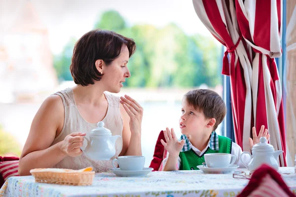 Mor och son äter frukost tillsammans — Stockfoto