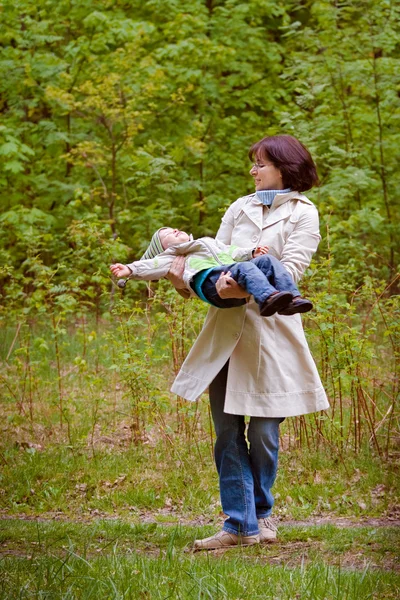 Mãe e filho aproveitando o tempo no parque da primavera — Fotografia de Stock