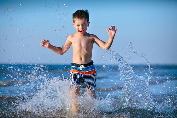 Söt liten pojke att ha kul på stranden — Stockfoto