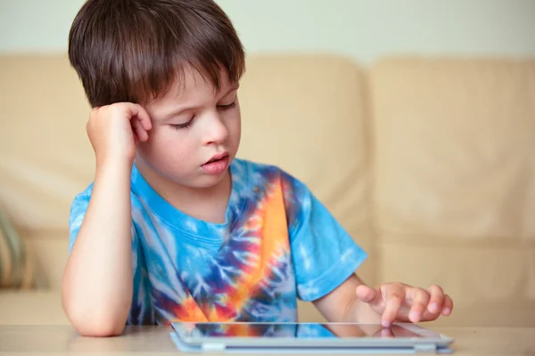 Söt liten pojke med en TabletPC — Stockfoto