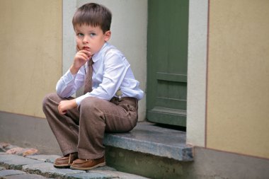 açık havada dinlenmek sahip bir çocuk portresi