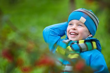 sevimli küçük çocuk sonbahar park eğlenmek