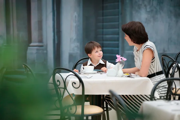 Mãe e filho almoçando juntos — Fotografia de Stock