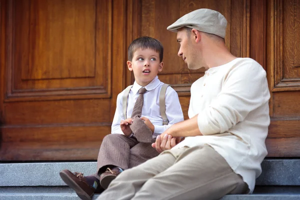 Junger Vater und Sohn im Freien in der Stadt — Stockfoto