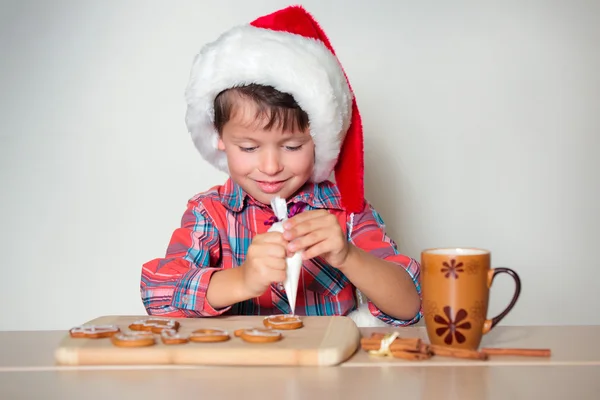 Lindo niño pequeño decorando las galletas de jengibre —  Fotos de Stock