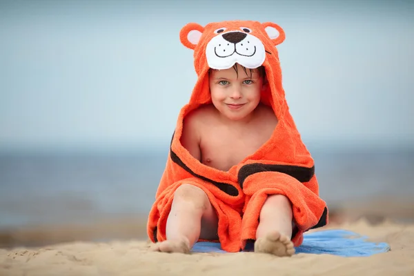 Bonito menino vestindo toalha de tigre ao ar livre — Fotografia de Stock