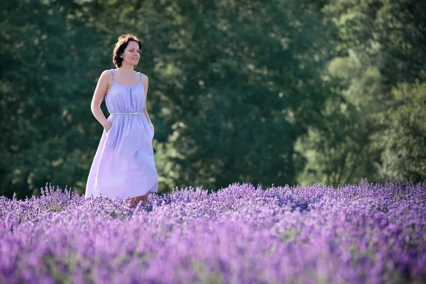 Bella donna rilassante in campo lavanda — Foto Stock