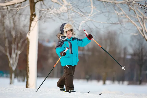 Mignon petit garçon ski sur la croix — Photo