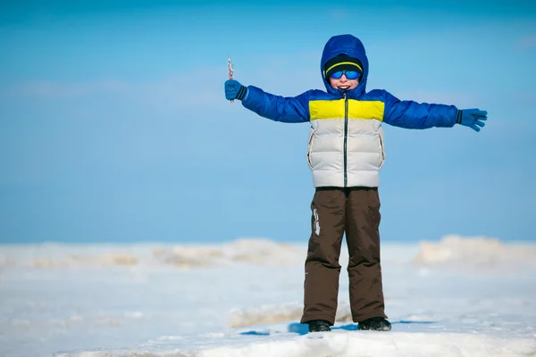 Schattige kleine jongen spelen op winter strand — Stockfoto