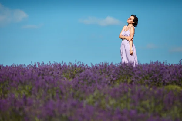 Schöne Frau aus der Provence im Lavendelfeld — Stockfoto