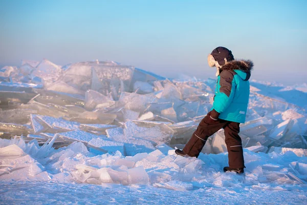 Bonito menino ao ar livre jogando na praia de inverno — Fotografia de Stock