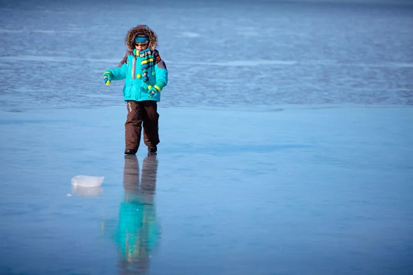 Mignon petit garçon en plein air jouant sur la mer gelée — Photo