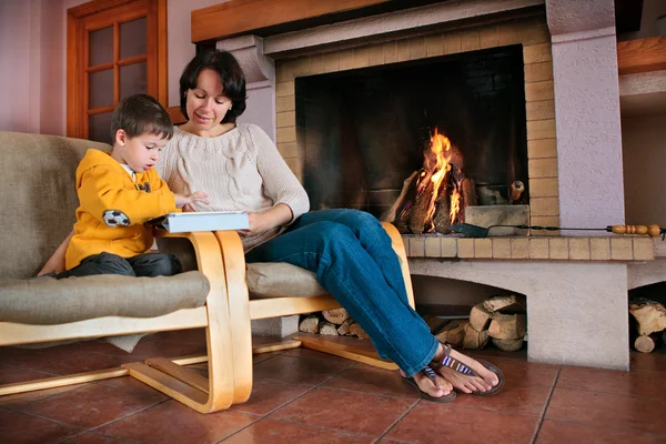 Mère et fils jouant sur tablette numérique PC — Photo