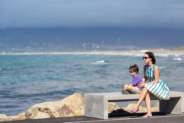 Mãe e filho desfrutando de bela vista para o mar — Fotografia de Stock