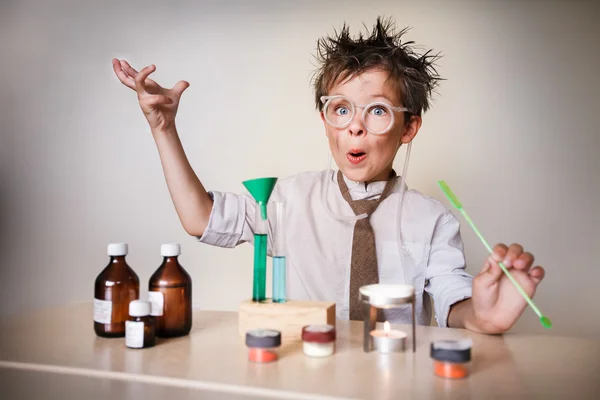 狂気の科学者。少年が実験を行う ロイヤリティフリーのストック写真