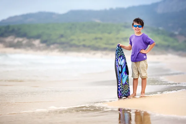 Malý chlapec s surfovací prkno — Stock fotografie