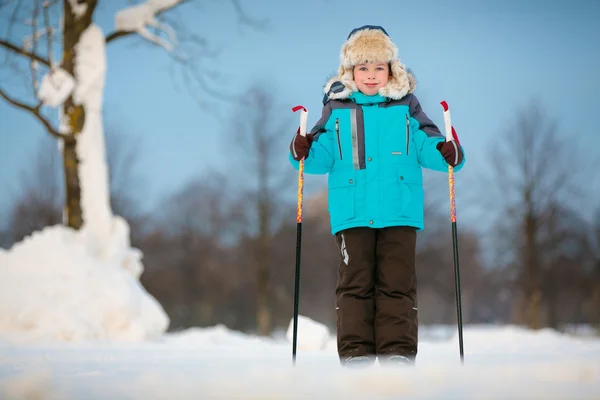 Joyeux petit garçon skiant sur la croix — Photo