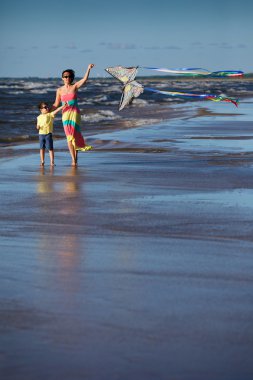 Genç mather ve uçurtma ile oynarken oğlu