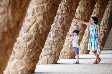 genç anne ve oğlu park guell yürüyüş