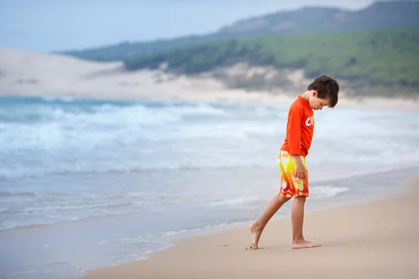 Zes jaar oude jongen op exotische strand — Stockfoto