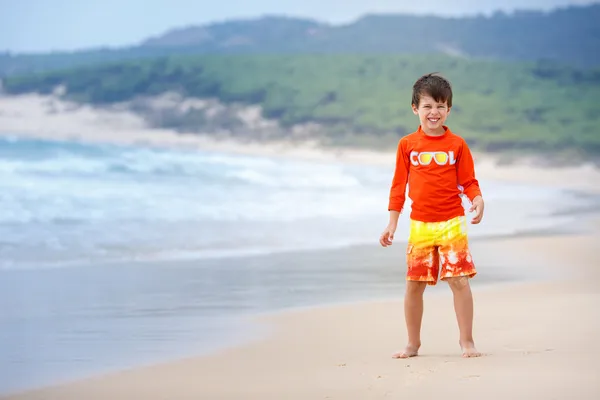Zes jaar oude jongen spelen op exotische strand — Stockfoto