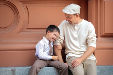 mutlu baba ve küçük şehirde eğleniyor