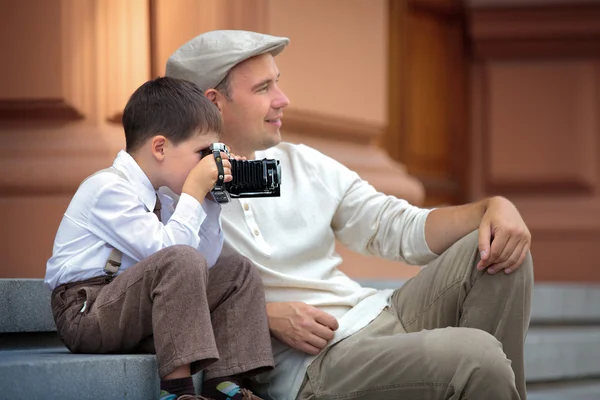 Baba ve küçük şehirde retro kamera tutarak