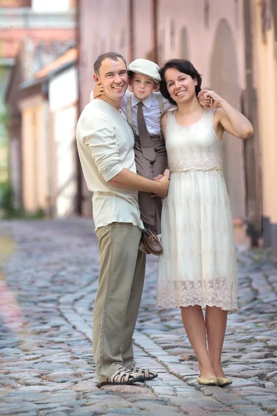 Familia joven de tres en la calle de la ciudad —  Fotos de Stock