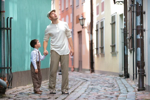 Far och son promenader utomhus i stad — Stockfoto