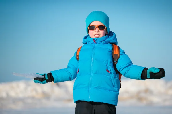 Mignon petit garçon à l'extérieur sur la journée froide d'hiver — Photo