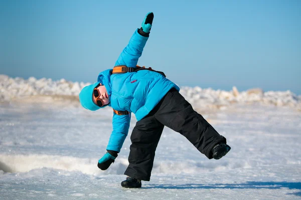 Schattige kleine jongen plezier op koude winterdag — Stockfoto