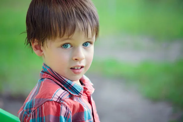 Nahaufnahme Porträt eines fröhlichen kleinen Jungen — Stockfoto