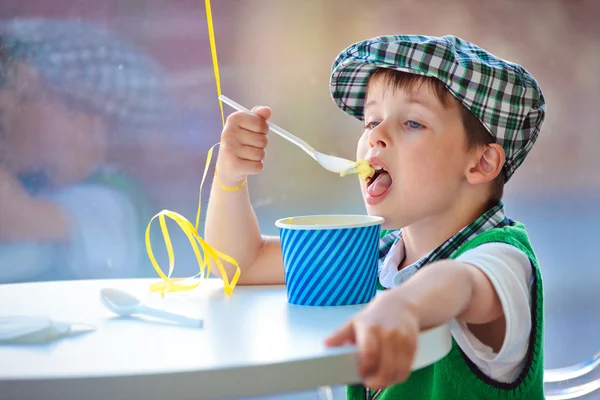 Lindo niño comiendo helado en la cafetería cubierta — Foto de Stock