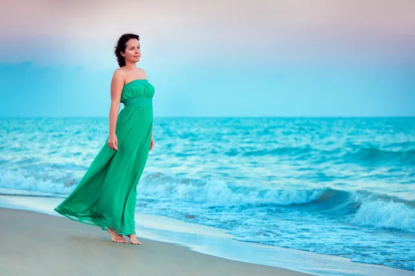 Молода красива жінка насолоджується пляжним відпочинком — стокове фото