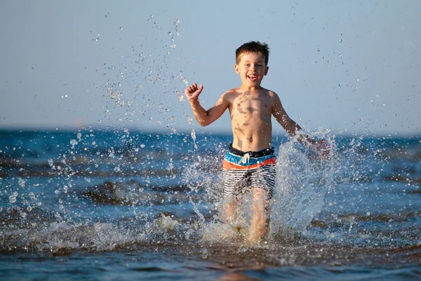 Söt liten pojke att ha kul på stranden — Stockfoto