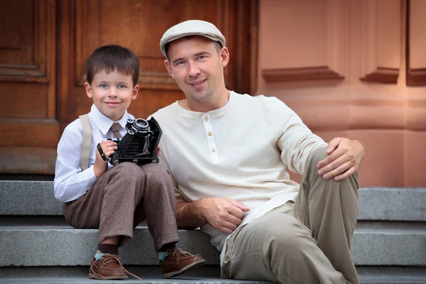 Father and little son with retro camera outdoors — Stock Photo, Image