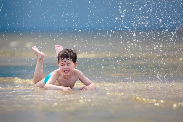 Glad liten pojke att ha kul på stranden — Stockfoto