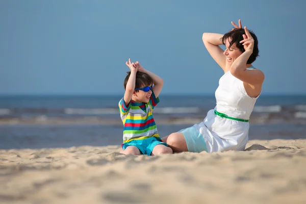 Mor och son ha kul stranden semester — Stockfoto