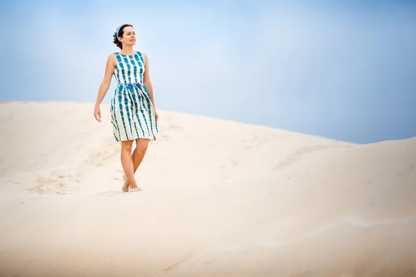 スペインのタリファ アンダルシアでの砂丘上の女性 — ストック写真