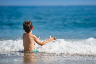 Okyanus dalgaları sıçramasına küçük çocuk portresi