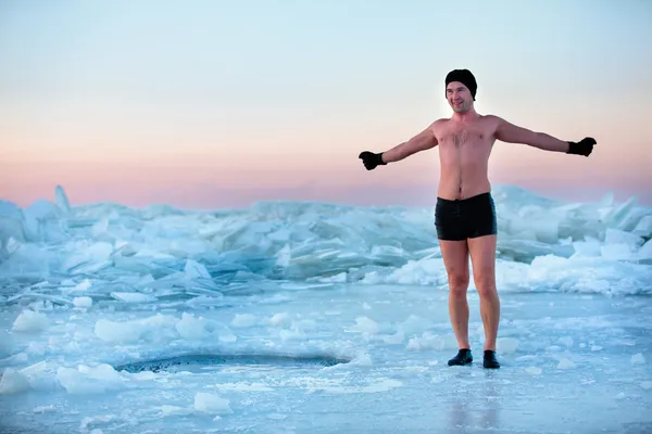 Man gaat swimm in een ijs-gat — Stockfoto