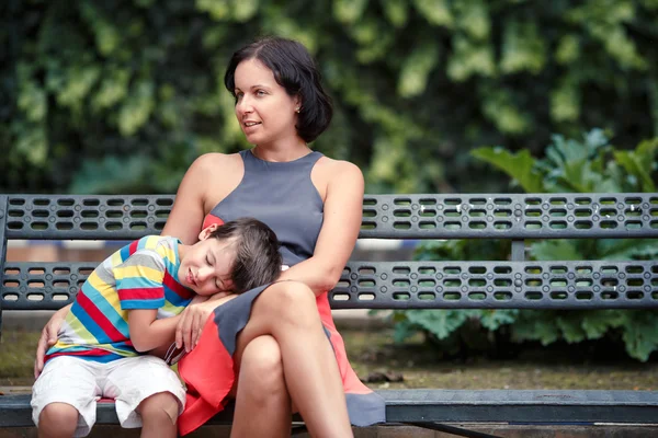 Anne ve oğlu, açık havada oturma portre — Stok fotoğraf