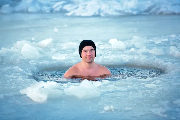 冬の水泳。氷の穴の男 ロイヤリティフリーのストック写真