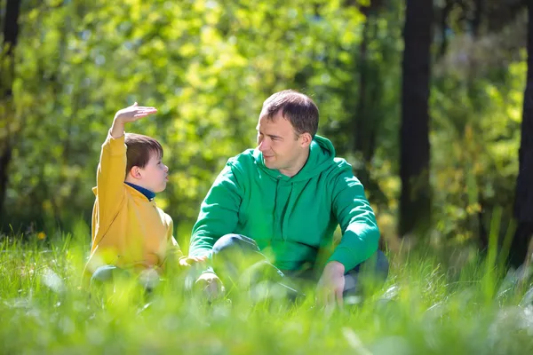 Glücklicher Vater mit seinem kleinen Sohn im Freien — Stockfoto