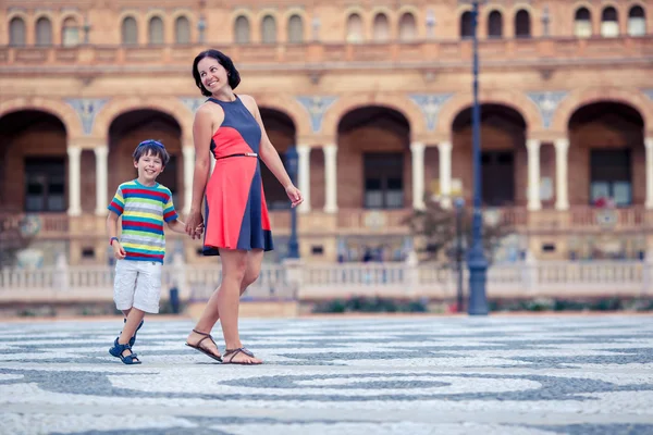 Joven madre y su hijo jugando al aire libre en la ciudad — Foto de Stock