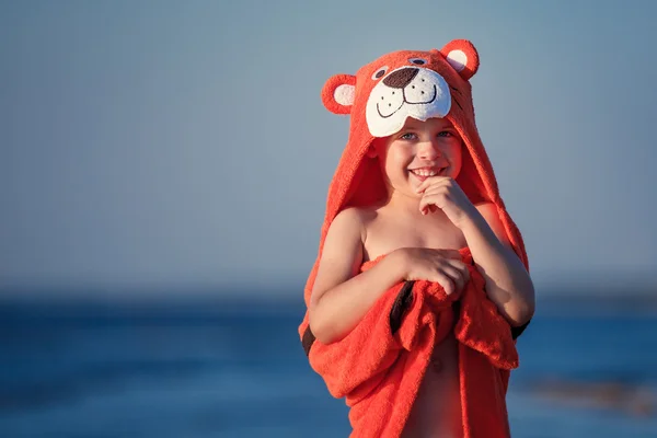 Schattige kleine jongen dragen tijger handdoek buitenshuis — Stockfoto
