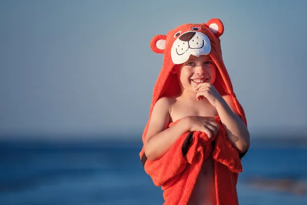 Lindo niño pequeño con toalla de tigre al aire libre — Foto de Stock