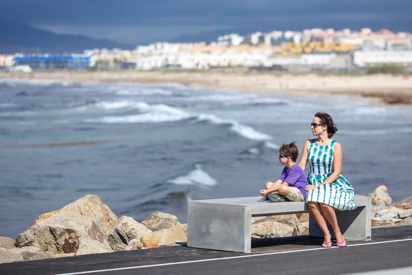 Madre e hijo disfrutando de hermosa vista al mar — Foto de Stock