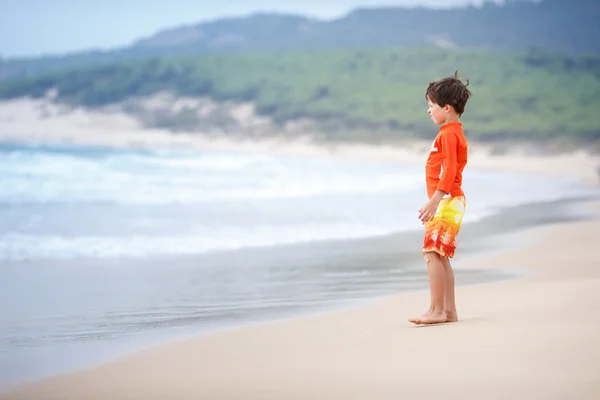 Six years old boy playing on exotic beach — Stock Photo, Image