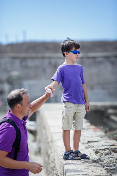 Padre e hijo caminando al aire libre en la ciudad — Foto de Stock